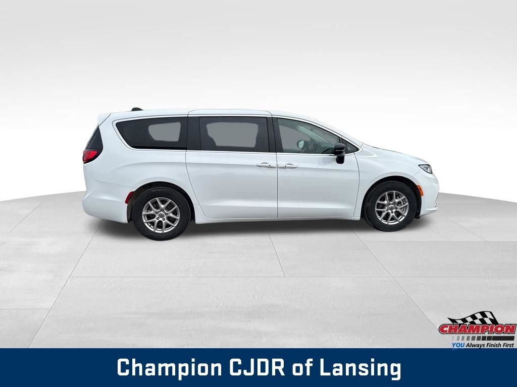 Used 2024 Chrysler Pacifica Touring-L image 6