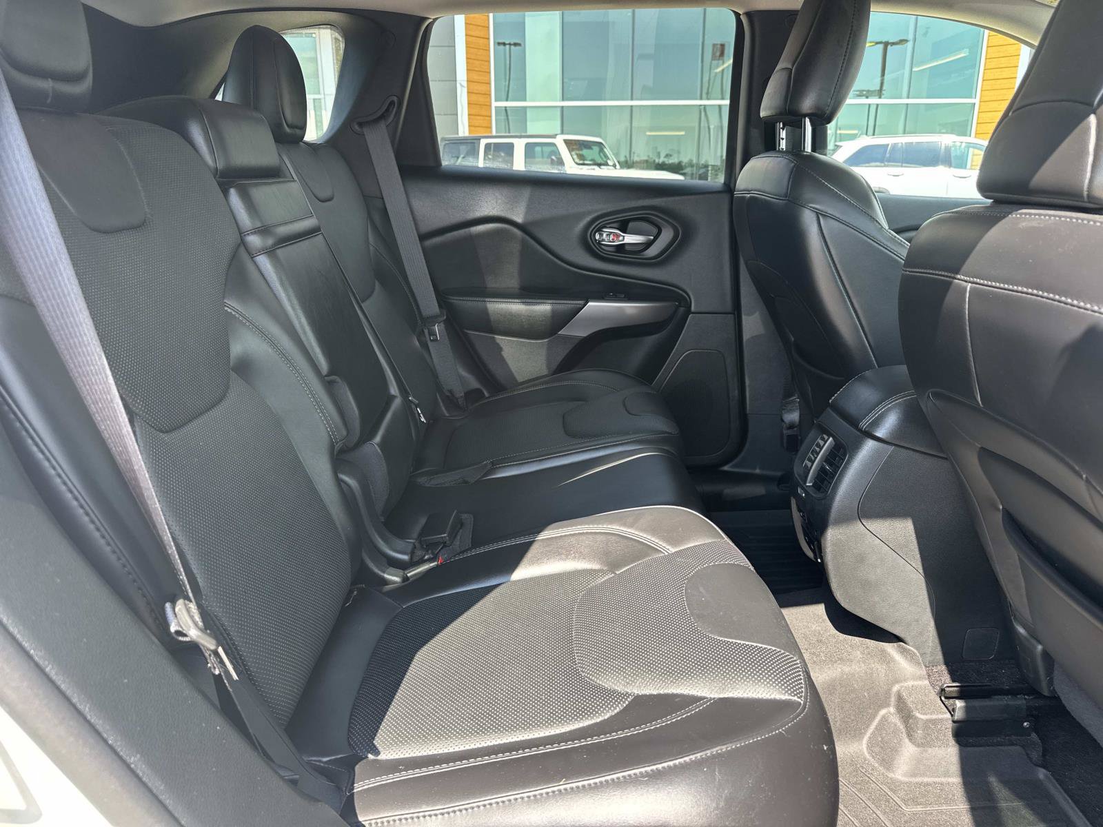 Used 2019 Jeep Cherokee Overland w/ Technology Group AWD/4WD image 9