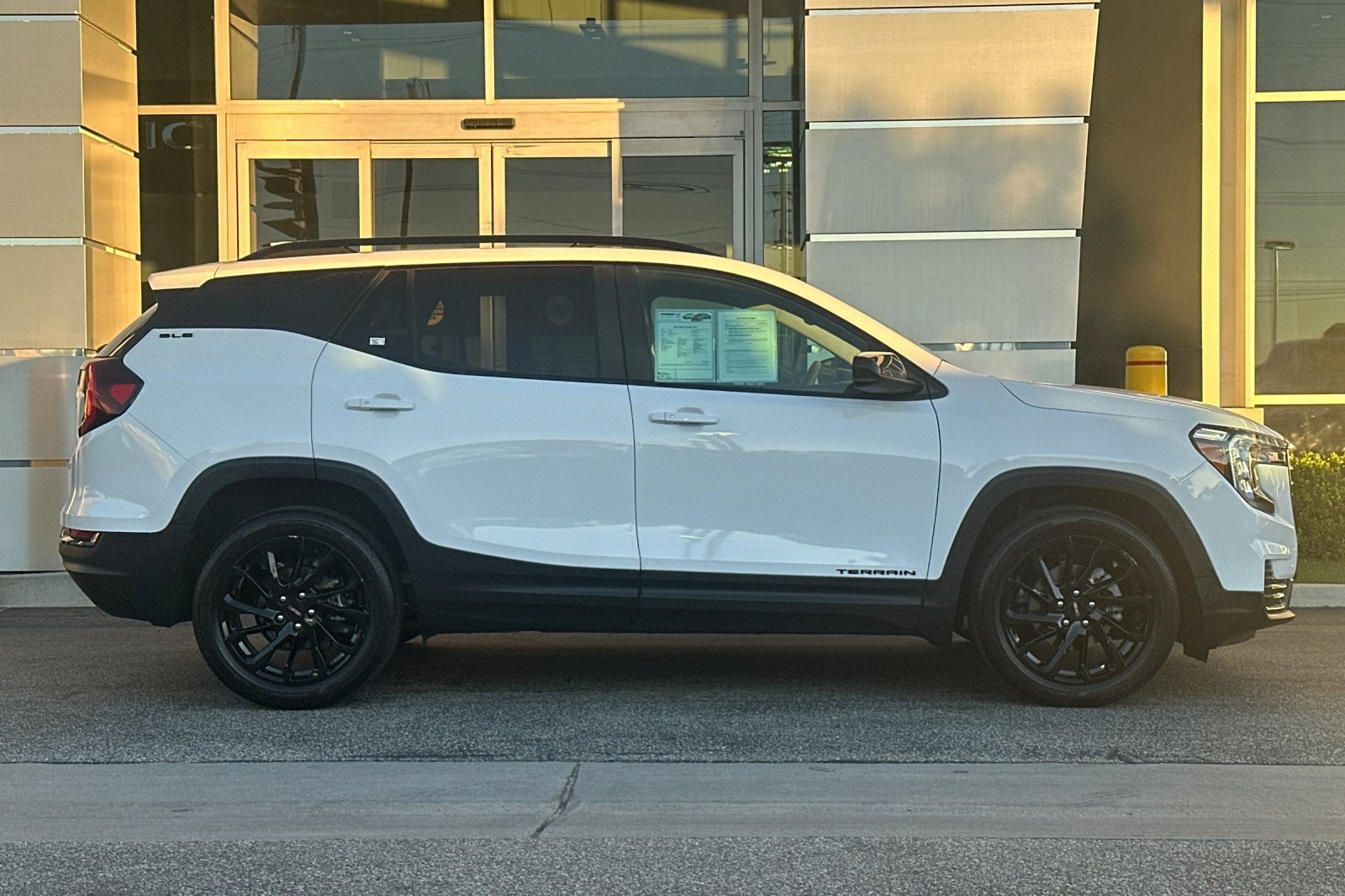 Used 2024 GMC Terrain SLE w/ Elevation Edition image 3