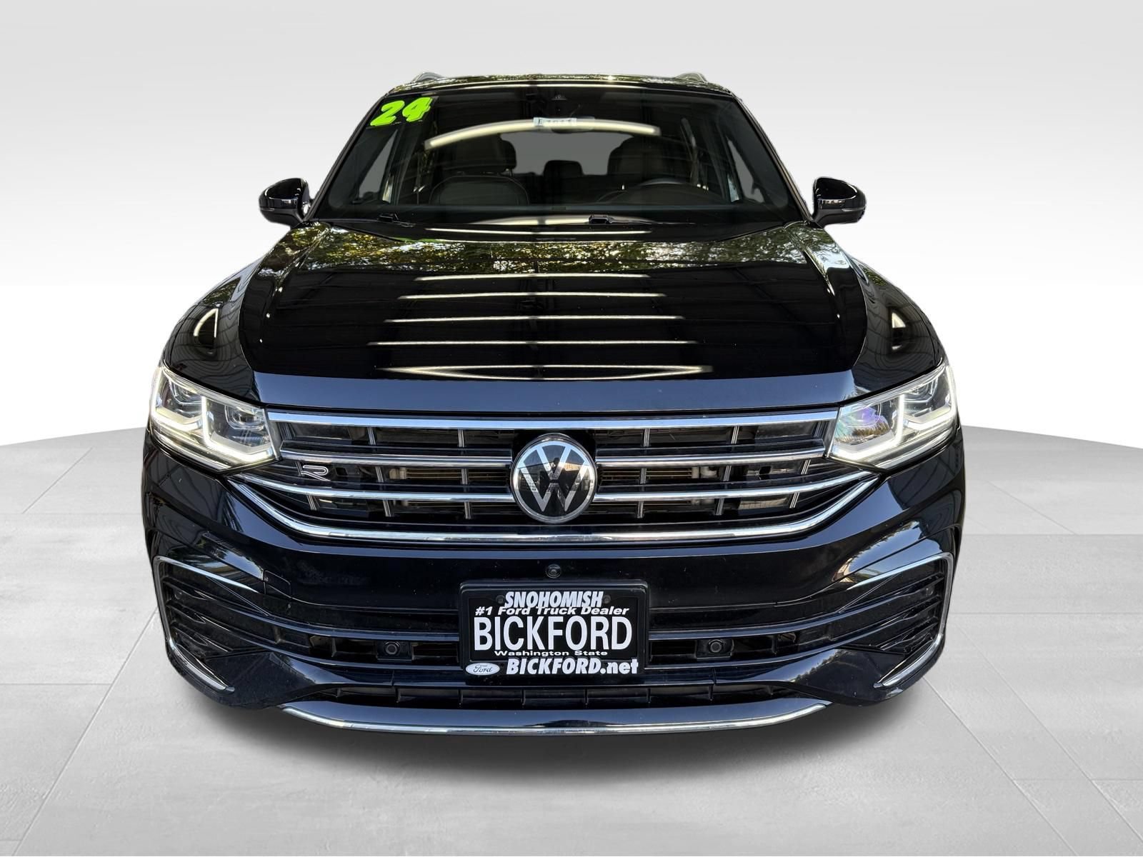 Used 2024 Volkswagen Tiguan SEL R-Line AWD/4WD image 2