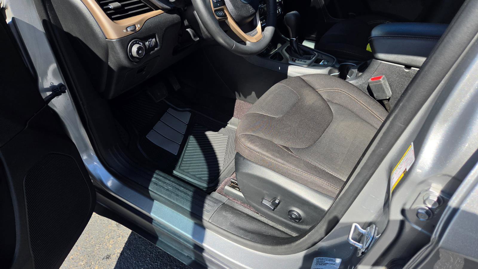 Used 2017 Jeep Cherokee Latitude w/ Safety/Convenience Group image 19