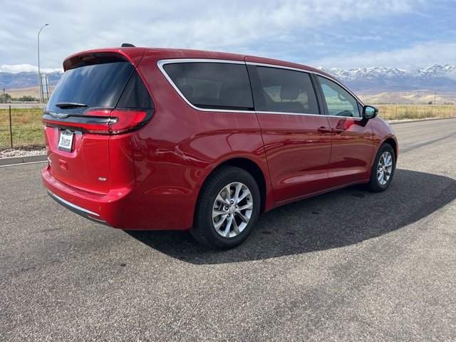 New 2026 Chrysler Pacifica Select image 3