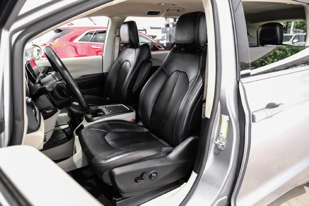 Used 2021 Chrysler Pacifica Touring-L FWD image 34