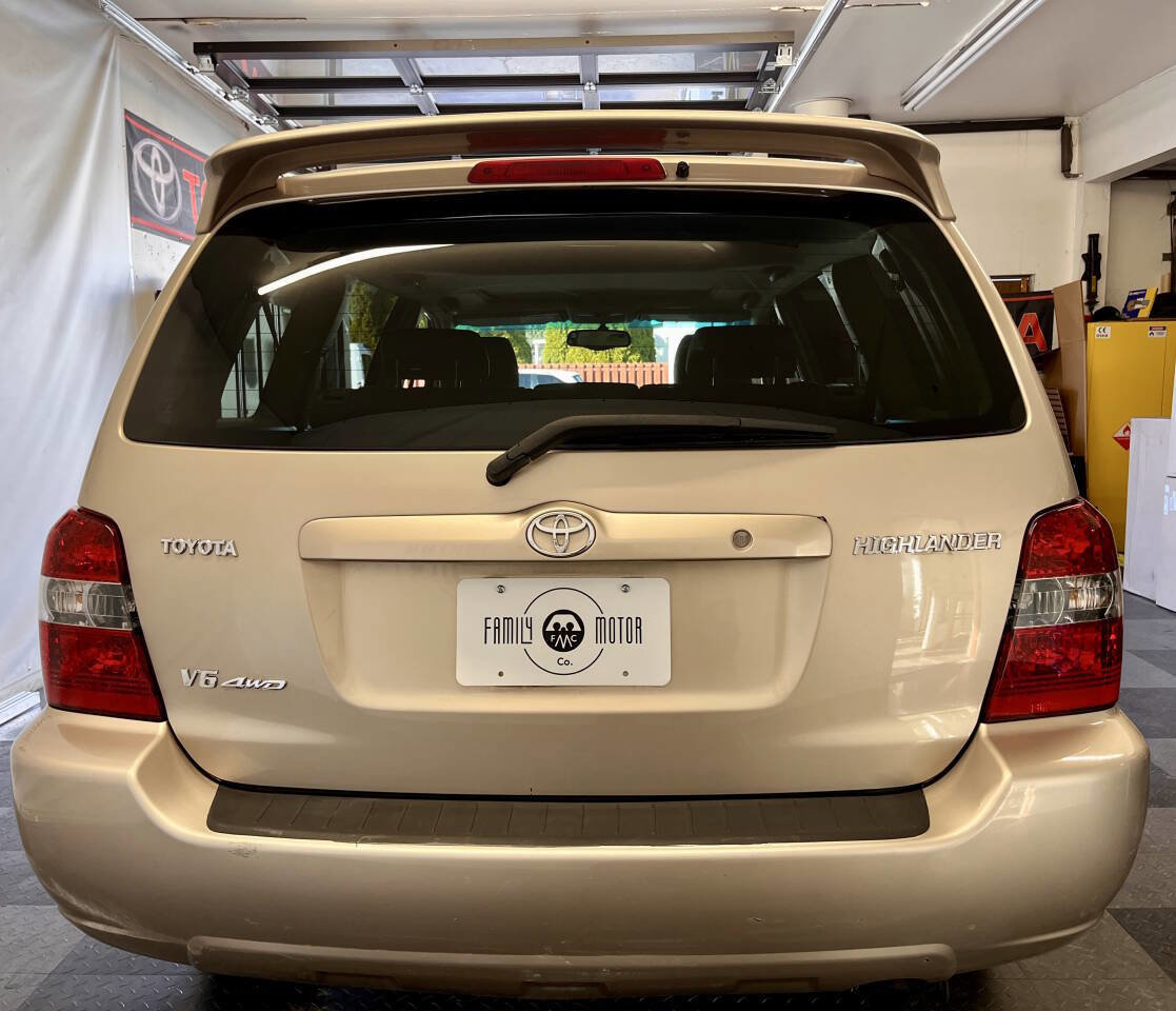 Used 2005 Toyota Highlander 4WD V6 w/ 3rd Row image 5