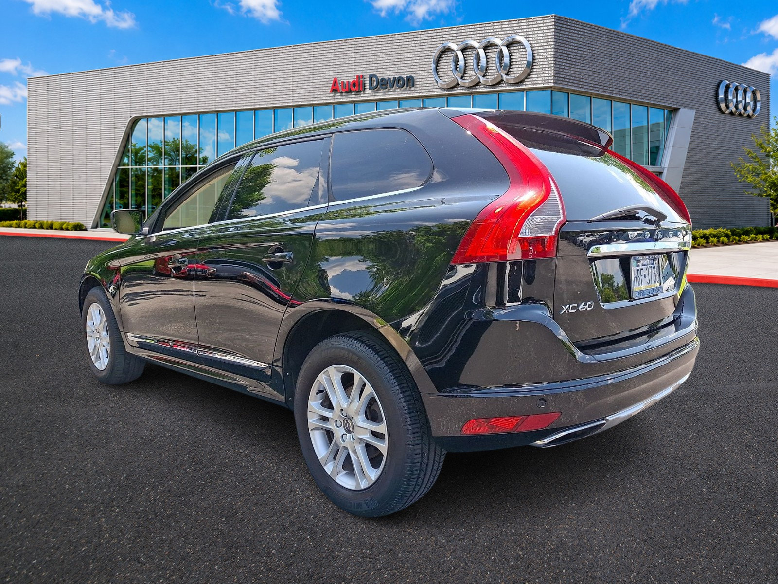 Used 2015 Volvo XC60 T5 Platinum w/ Climate Package AWD/4WD image 4