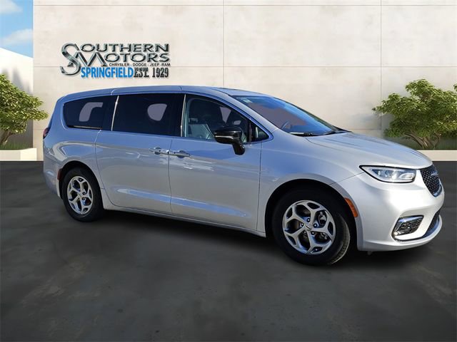 Used 2024 Chrysler Pacifica Limited image 7