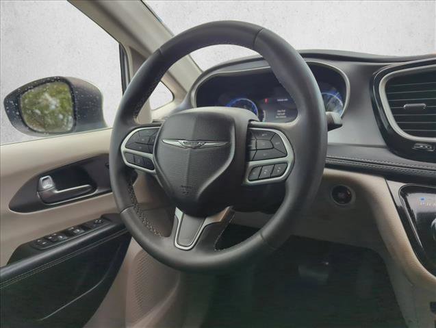 Used 2023 Chrysler Pacifica Touring-L FWD image 27