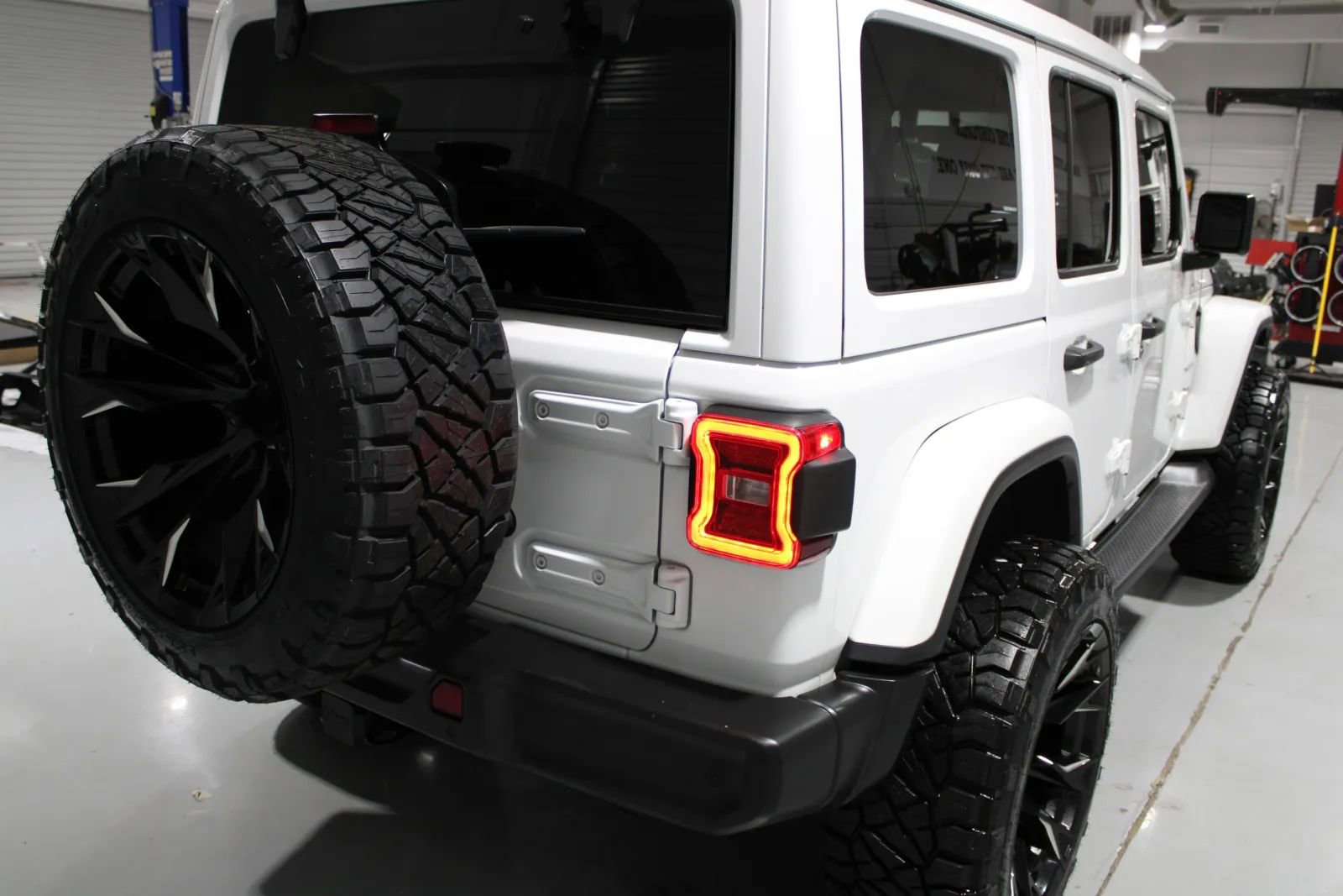 Used 2021 Jeep Wrangler Unlimited Sahara image 9