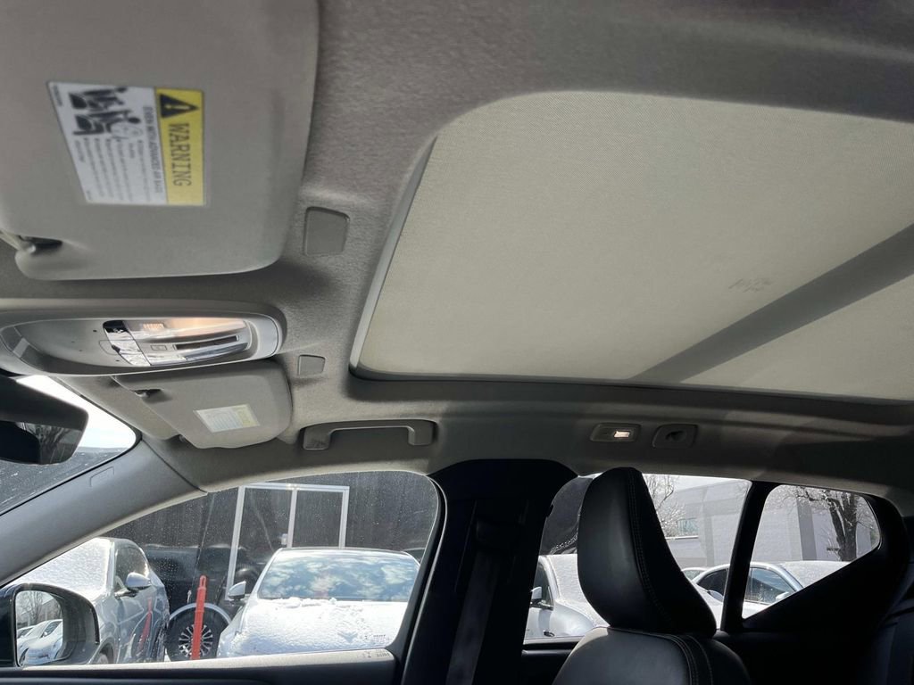 Used 2023 Volvo XC40 B5 Ultimate w/ Climate Package image 30