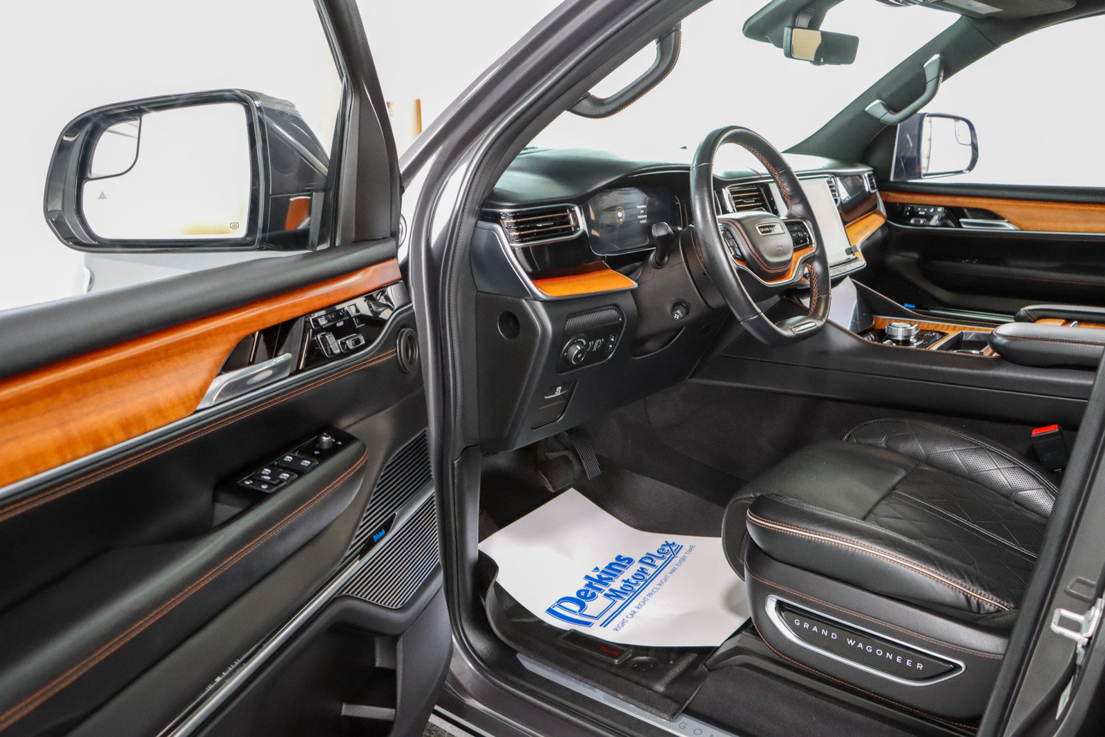 Used 2022 Jeep Grand Wagoneer Series III AWD/4WD image 3