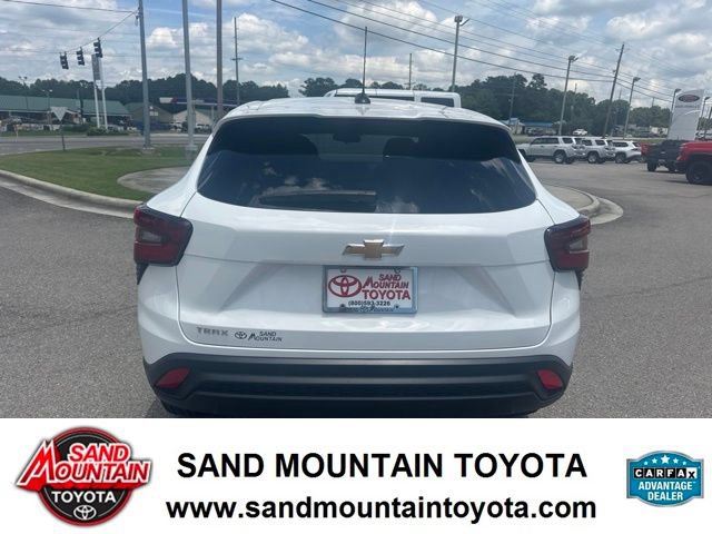 Used 2025 Chevrolet Trax LS FWD image 4