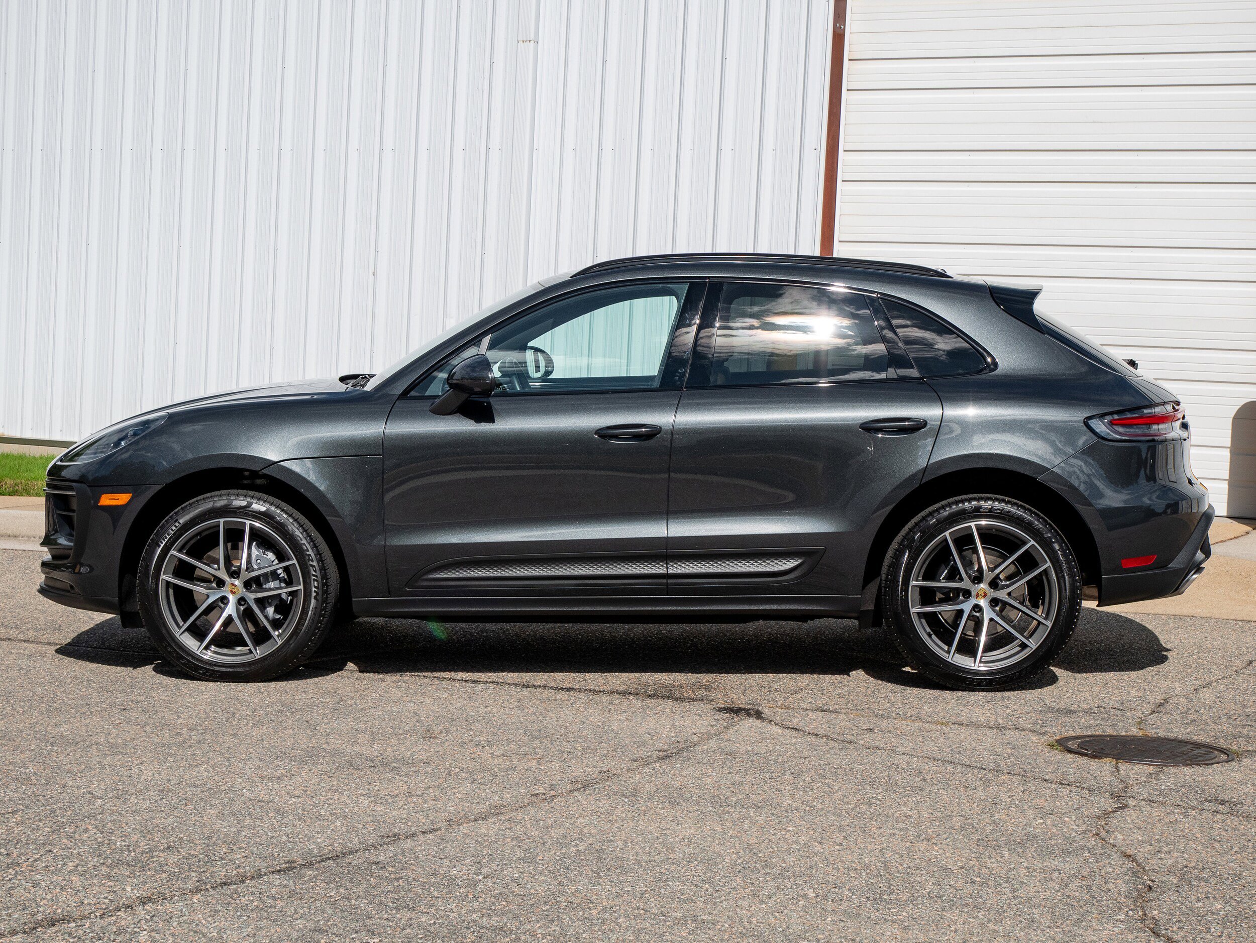 Certified 2025 Porsche Macan AWD/4WD image 2