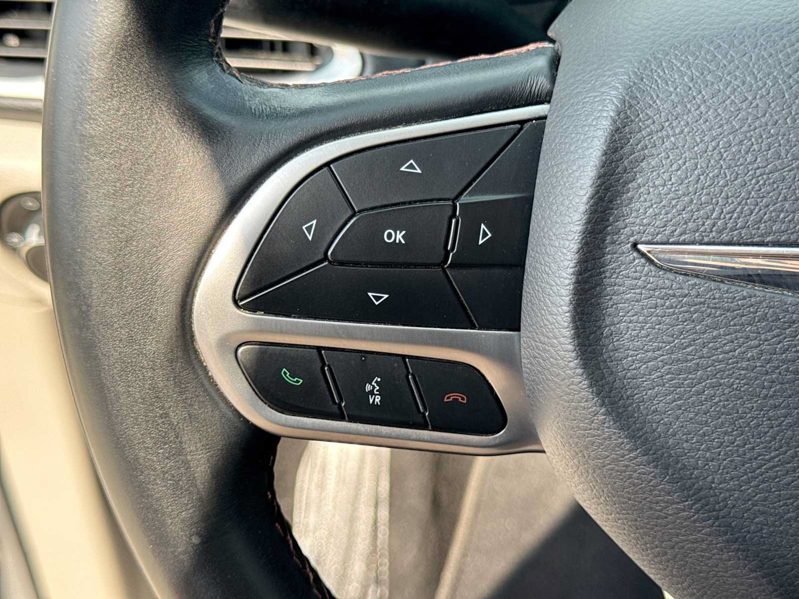 Used 2018 Chrysler Pacifica Touring-L FWD image 24