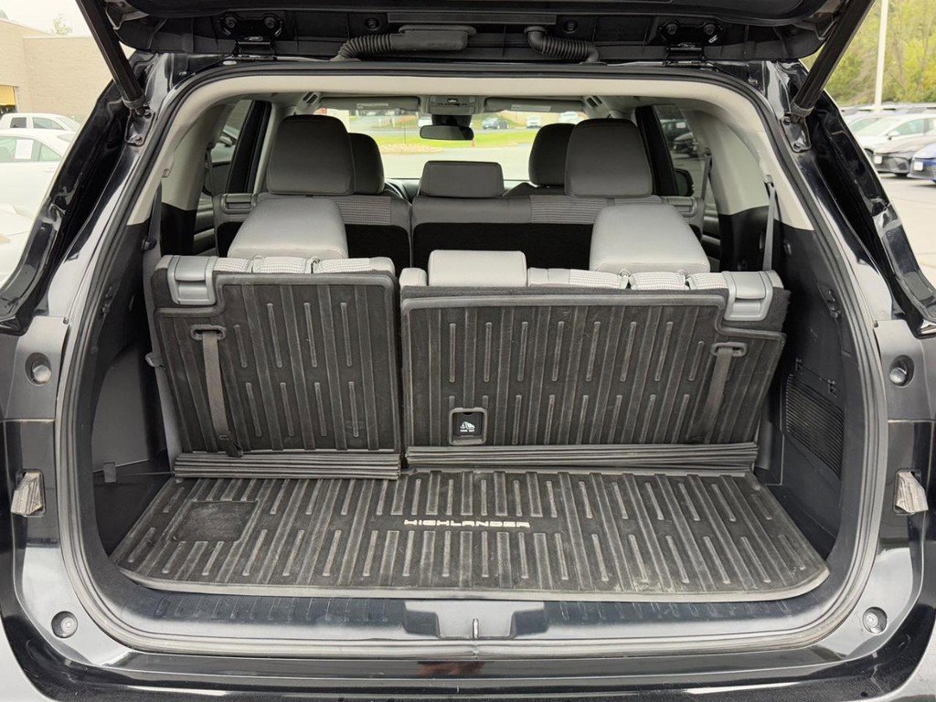 Used 2023 Toyota Highlander LE image 4
