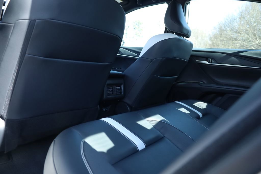 Used 2025 Toyota Camry SE image 30