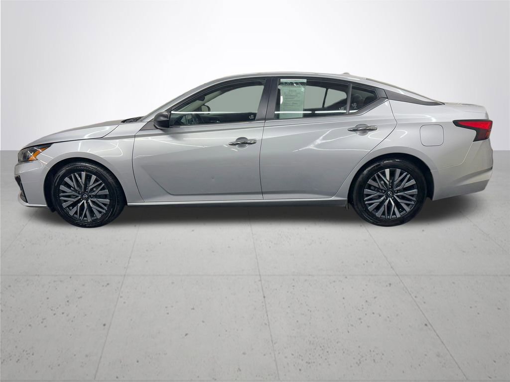 Used 2024 Nissan Altima 2.5 SV image 3