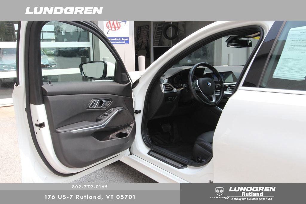 Used 2022 BMW 330i xDrive Sedan w/ Premium Package image 11