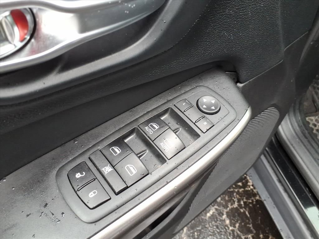 Used 2020 Jeep Cherokee Latitude Plus w/ Cold Weather Group image 7