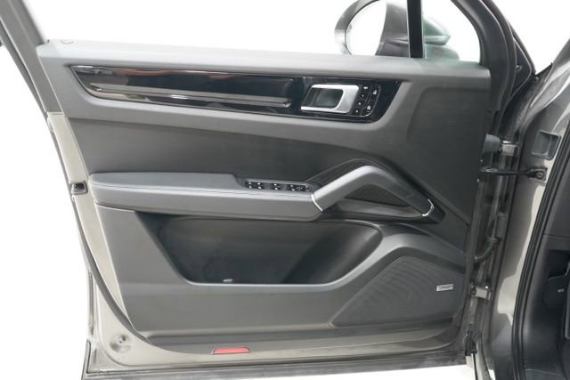 Used 2021 Porsche Cayenne AWD/4WD image 17