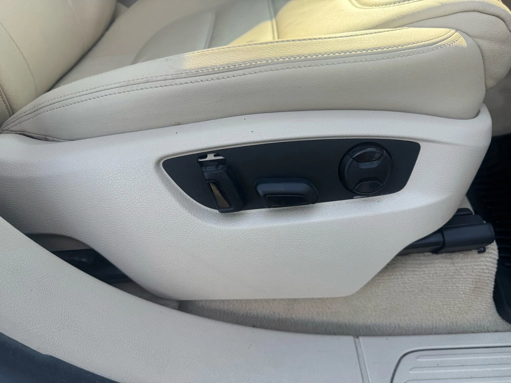 Used 2015 Volkswagen Touareg VR6 image 28