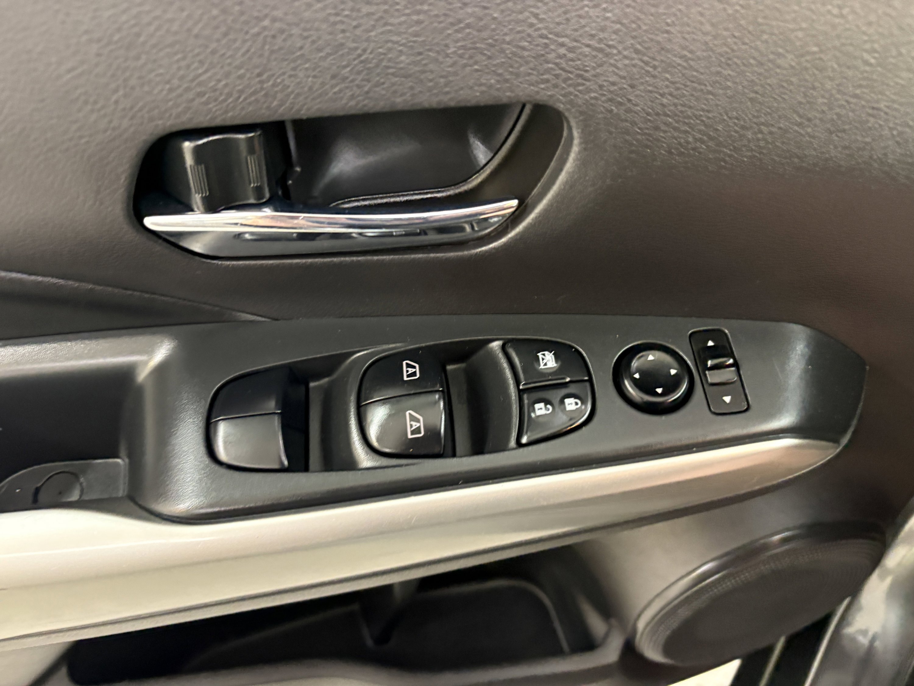 Used 2020 Nissan Kicks SR w/ SR Premium Package FWD image 24