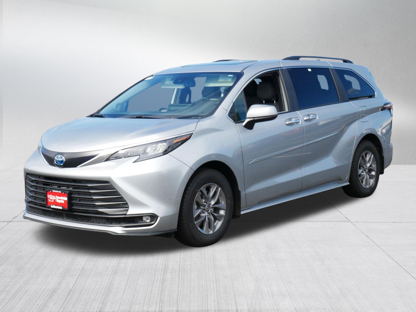Used 2025 Toyota Sienna XLE w/ XLE Plus Package AWD/4WD image 3