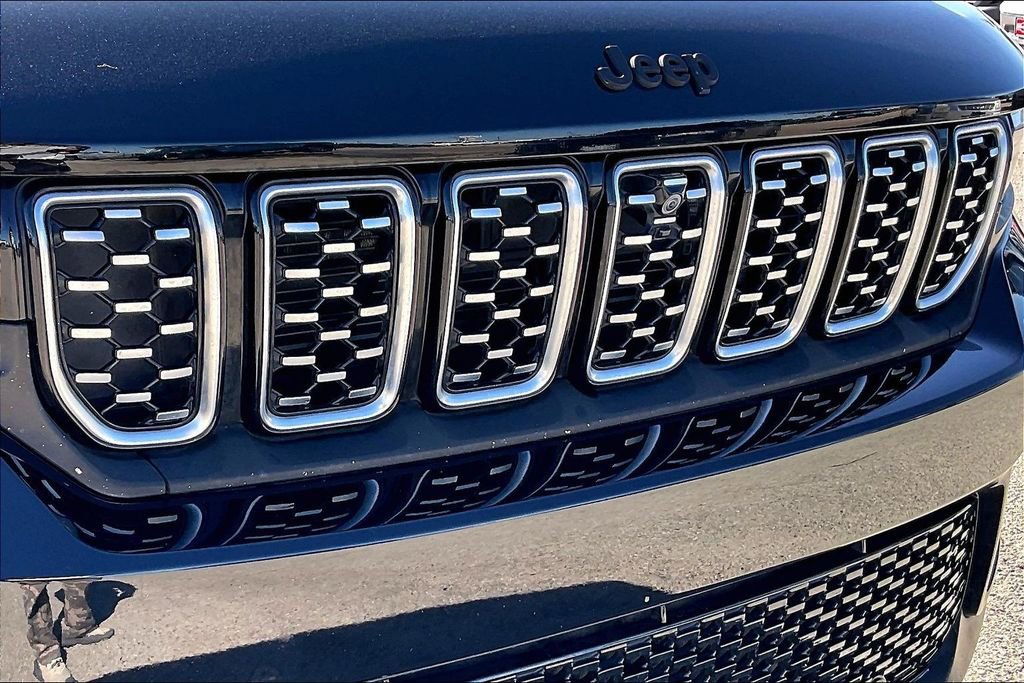 Used 2022 Jeep Grand Cherokee Summit w/ Luxury Tech Group V image 34