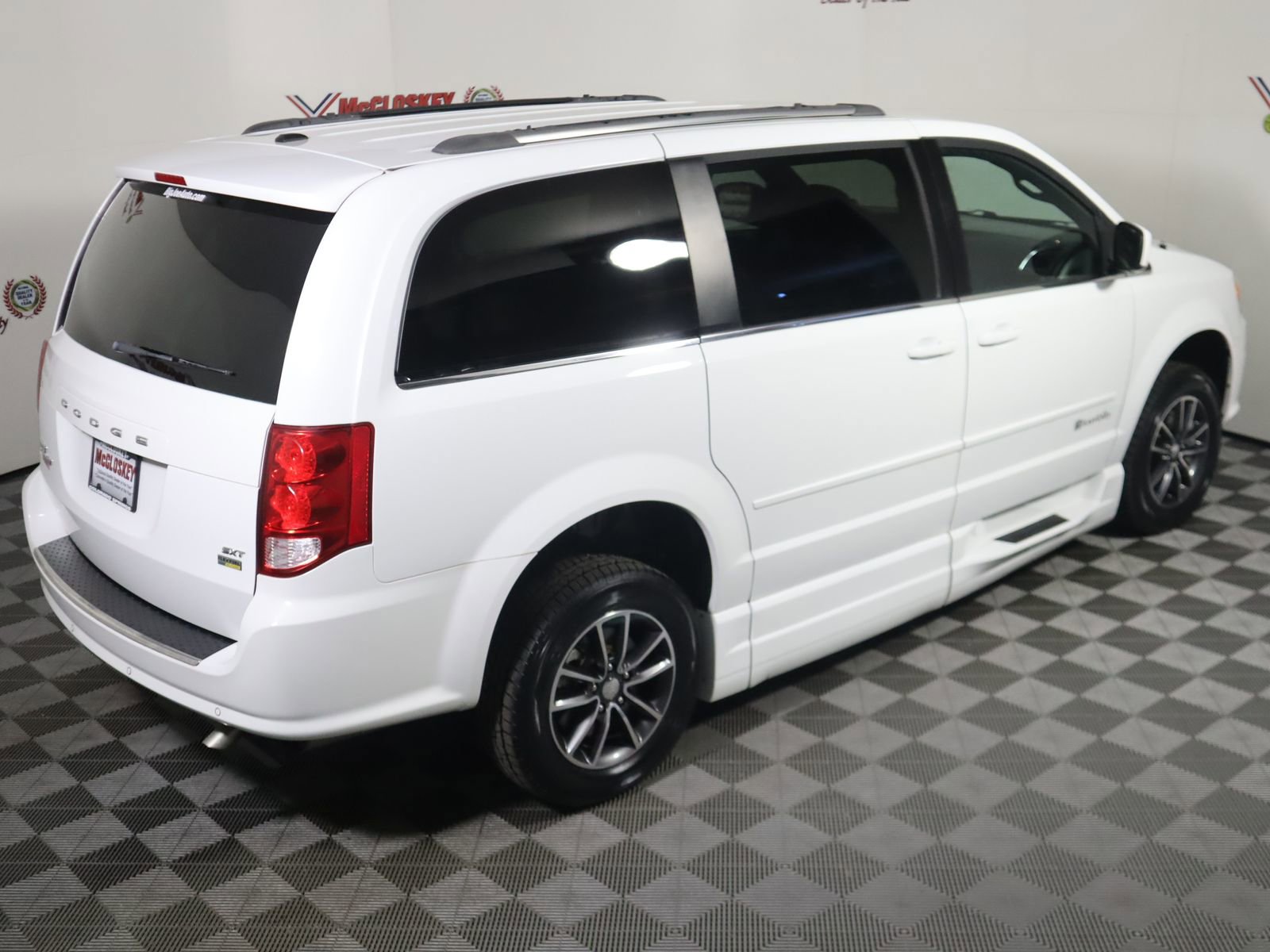 Used 2017 Dodge Grand Caravan SXT w/ Rear Park Assist Package image 16