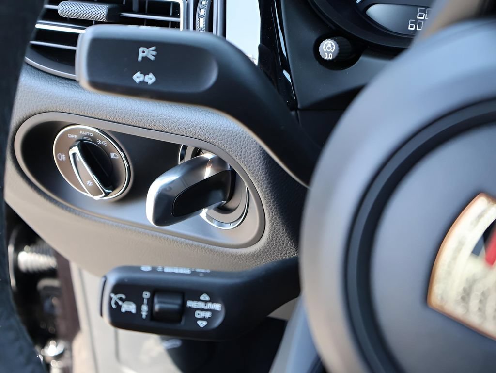 Certified 2025 Porsche Macan Turbo AWD/4WD image 32