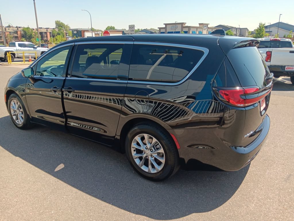 Used 2026 Chrysler Pacifica Limited FWD image 3