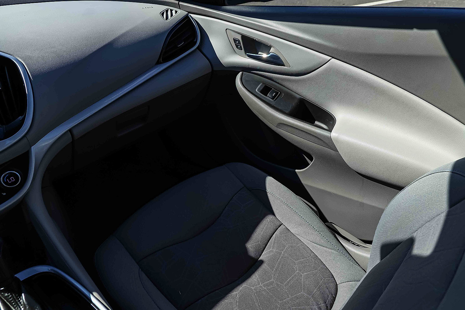 Used 2017 Chevrolet Volt LT w/ Comfort Package FWD image 17