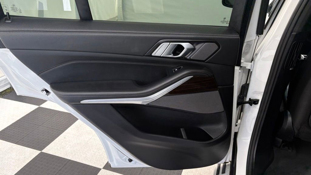Used 2025 BMW X5 xDrive50e image 22