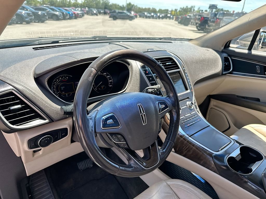 Used 2016 Lincoln MKX Reserve w/ Technology Package FWD image 10