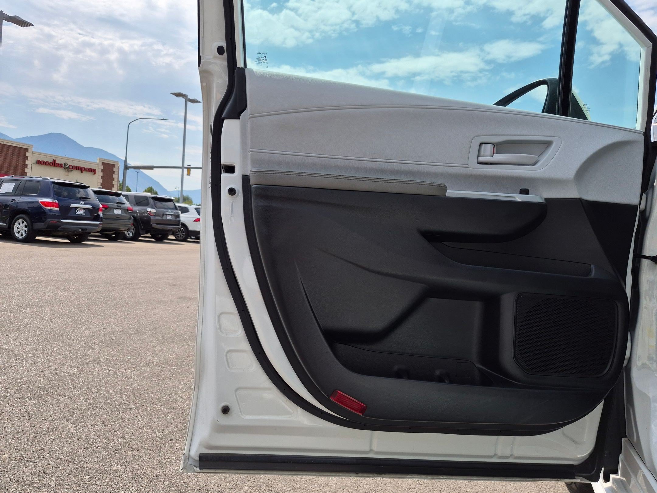 Used 2025 Toyota Sienna LE FWD image 15