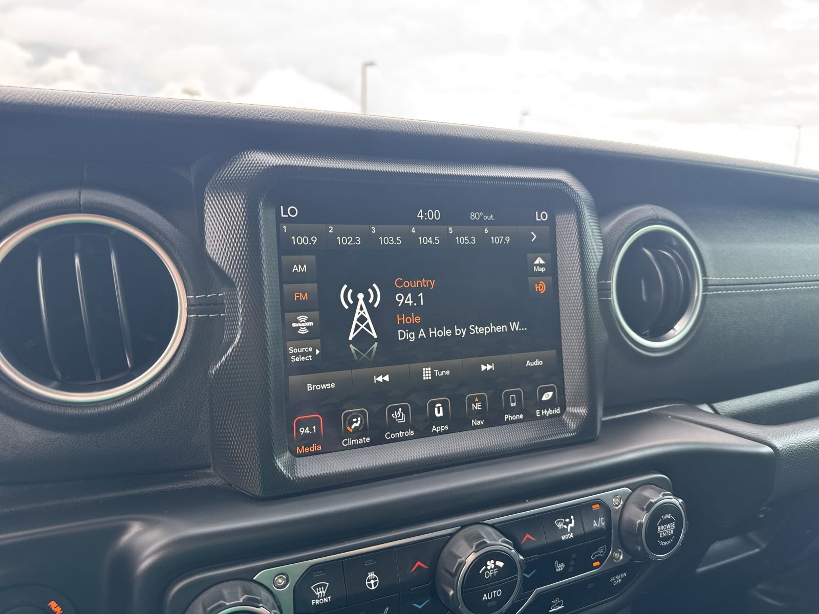 Used 2023 Jeep Wrangler Unlimited Sahara w/ Cold Weather Group AWD/4WD image 26