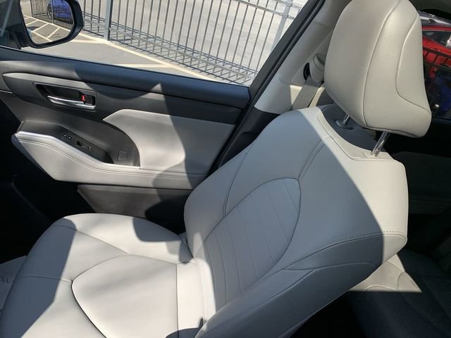 Used 2021 Toyota Highlander XLE image 31