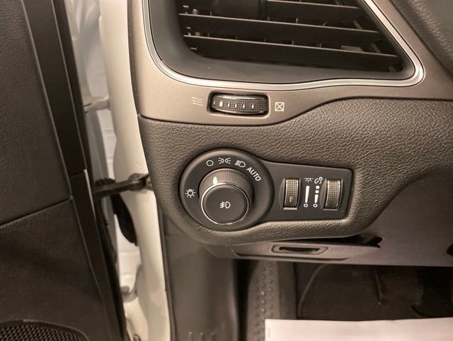 Used 2022 Jeep Cherokee Latitude Lux w/ Sun & Sound Group AWD/4WD image 19