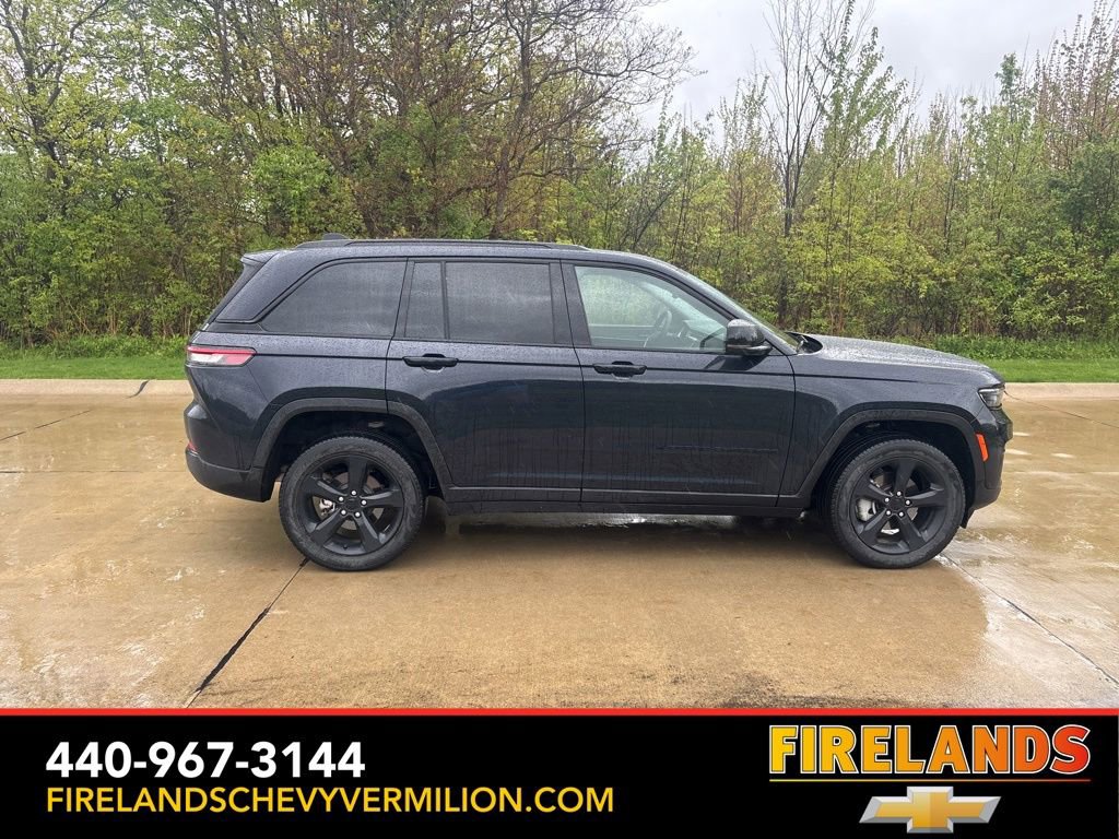 Used 2023 Jeep Grand Cherokee Limited w/ Black Appearance Package AWD/4WD image 10
