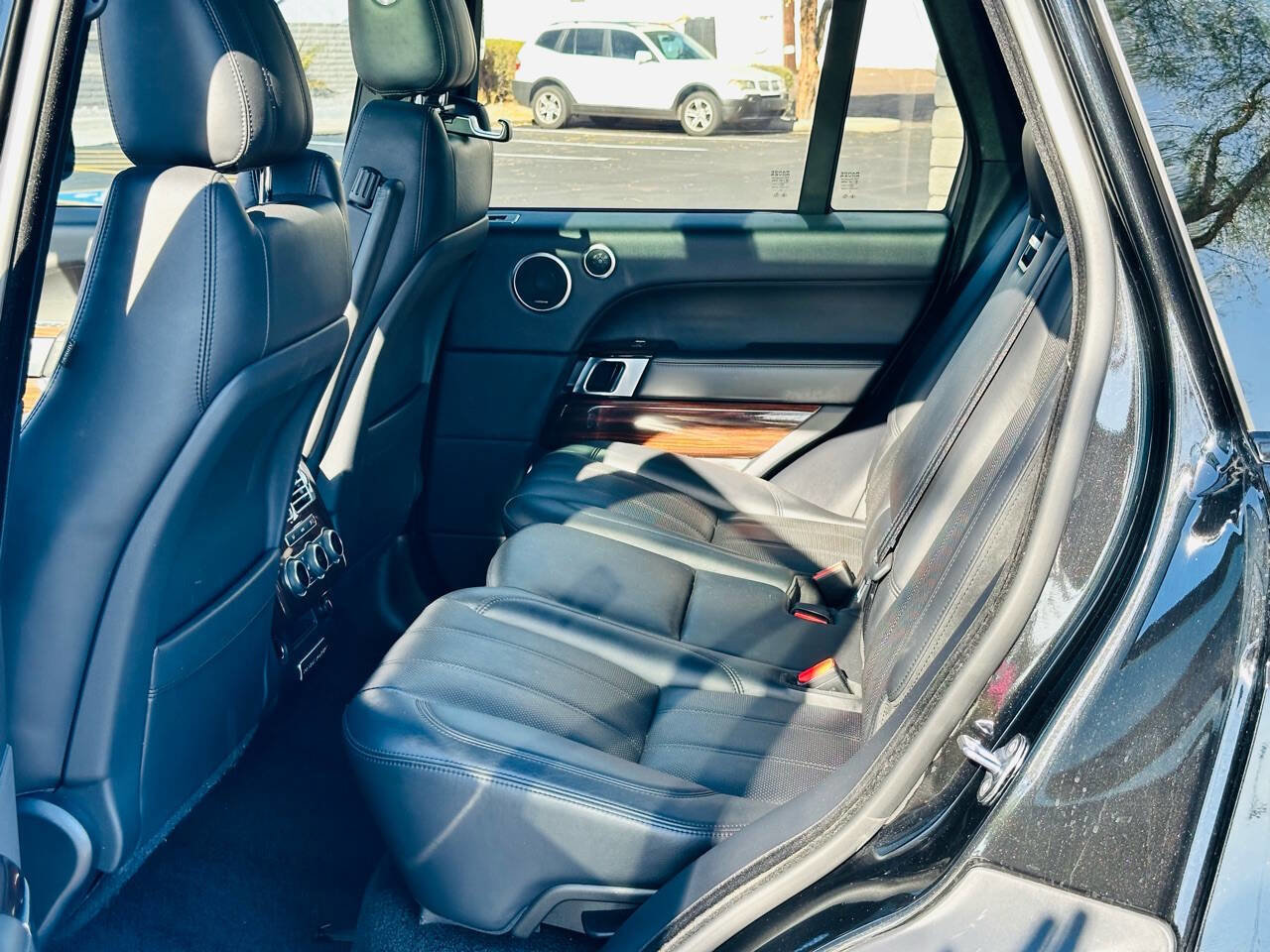 Used 2016 Land Rover Range Rover HSE image 27