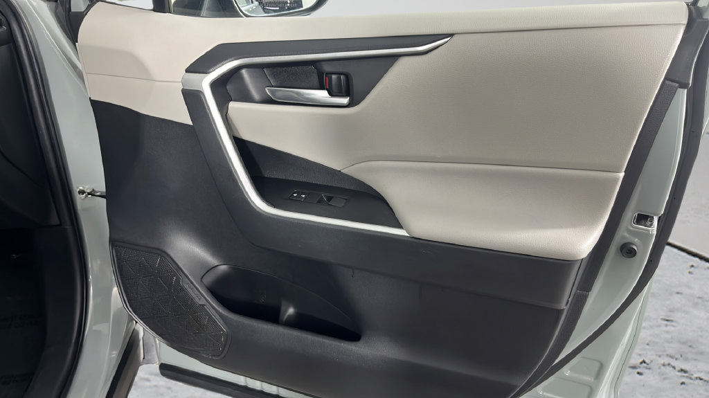 Used 2020 Toyota RAV4 XLE w/ Convenience Package FWD image 21