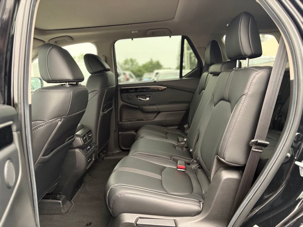 Used 2024 Honda Pilot Touring image 16