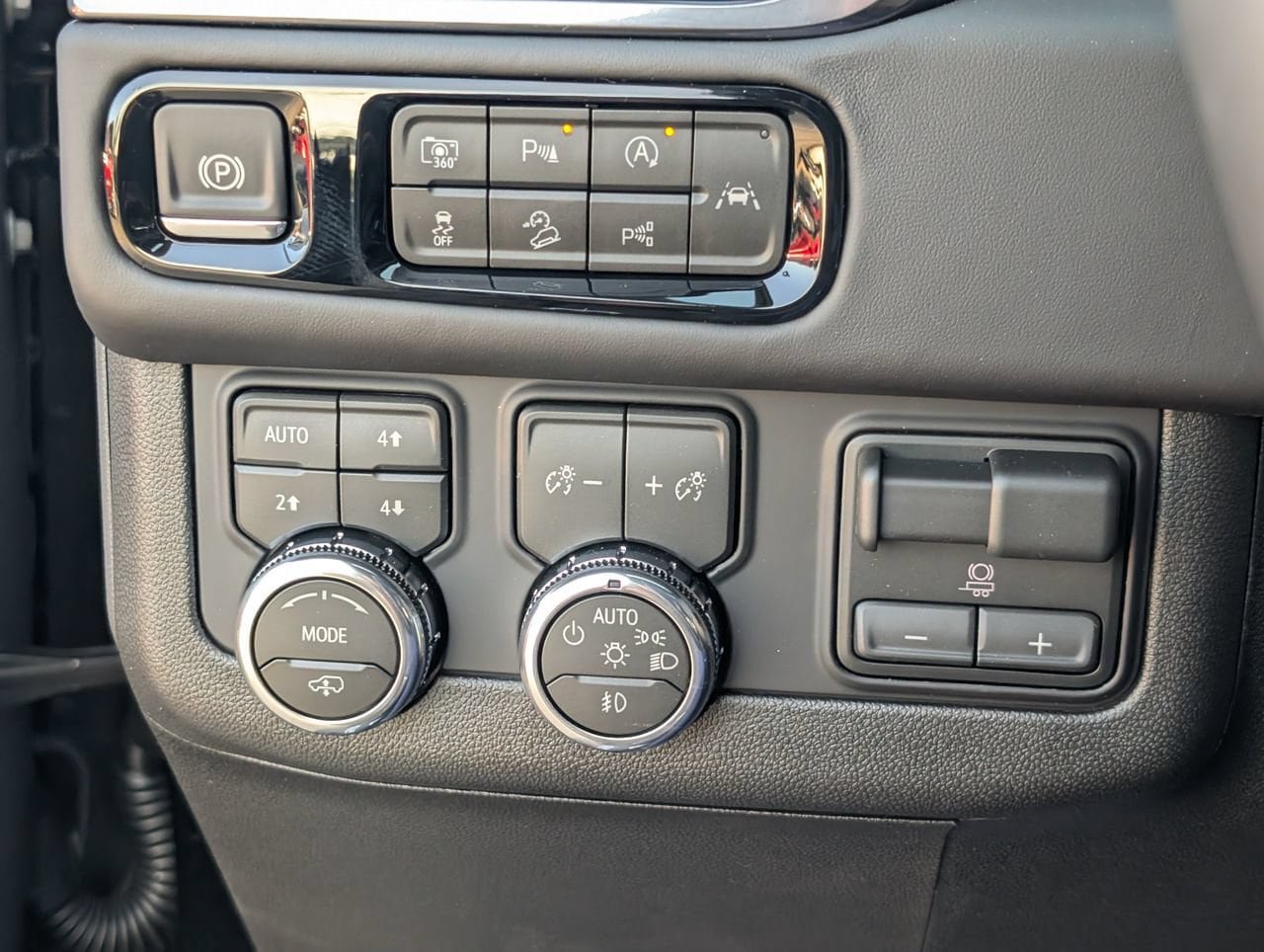 New 2026 GMC Yukon AT4 Ultimate AWD/4WD image 17