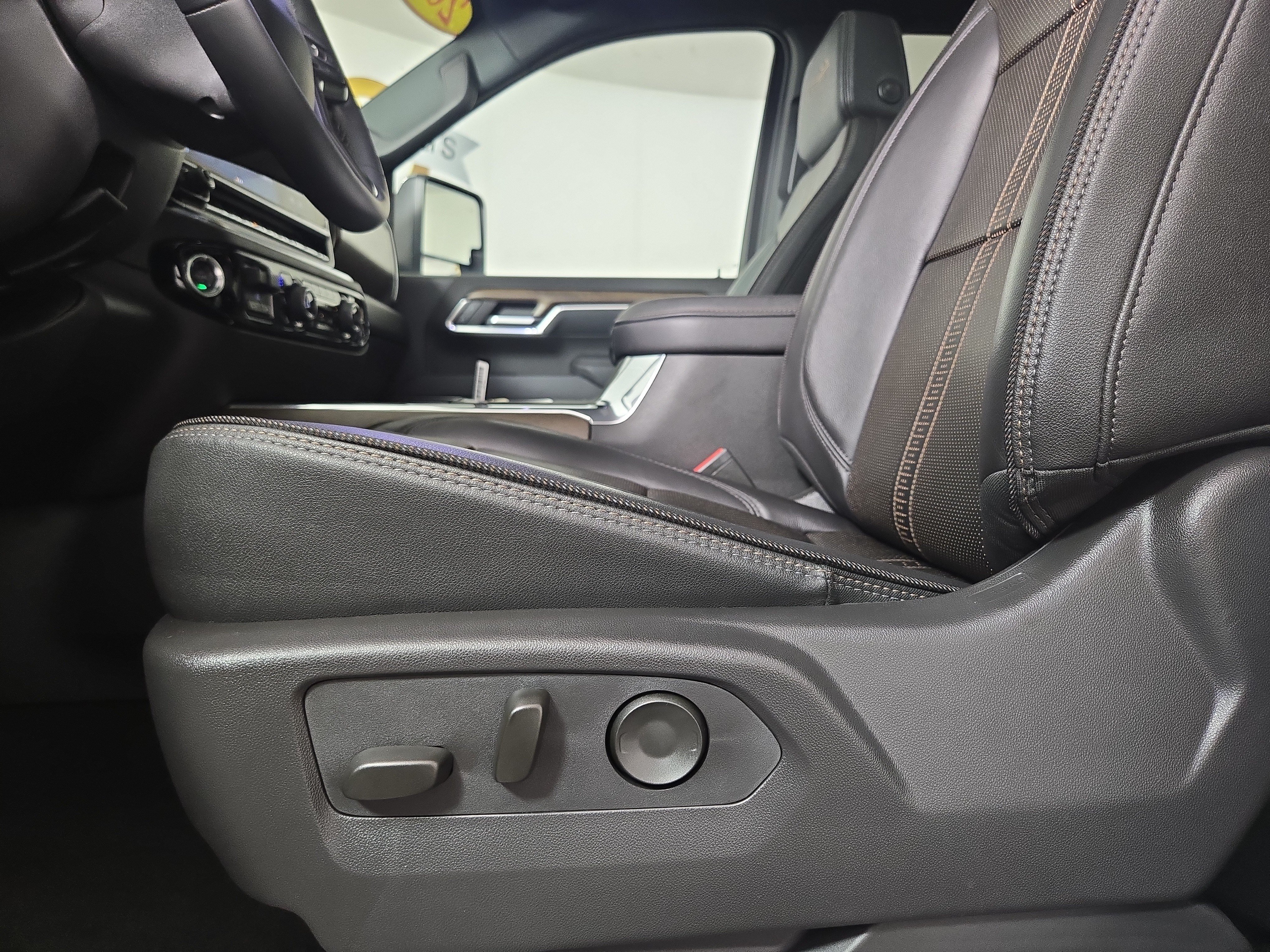 Certified 2025 Chevrolet Silverado 3500 High Country w/ Technology Package AWD/4WD image 33