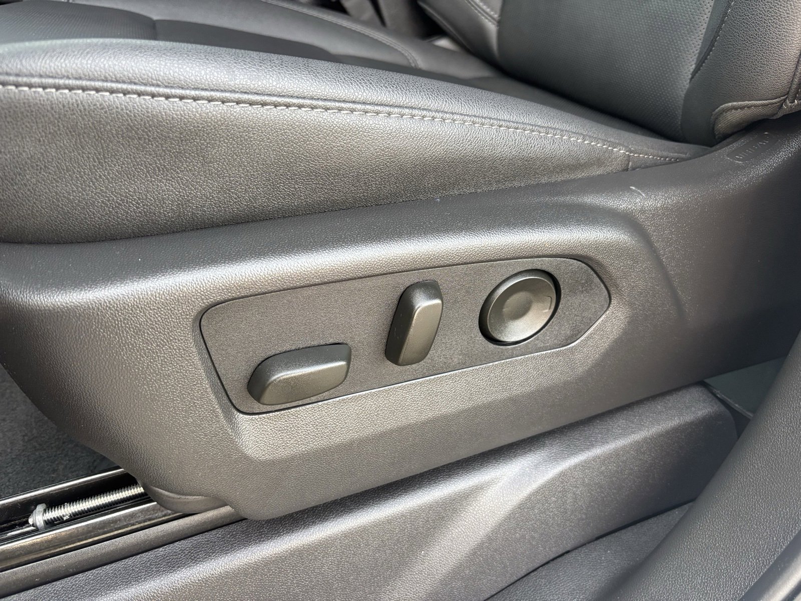 Used 2025 GMC Sierra 1500 SLT w/ X31 Off-Road Package image 19