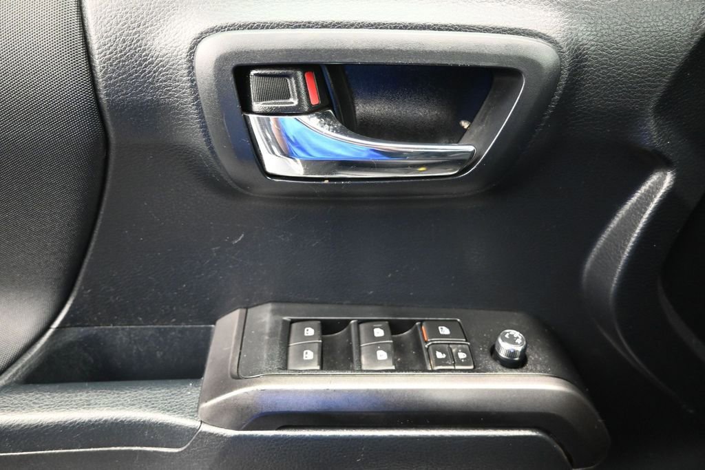 Used 2018 Toyota Tacoma TRD Off-Road AWD/4WD image 16