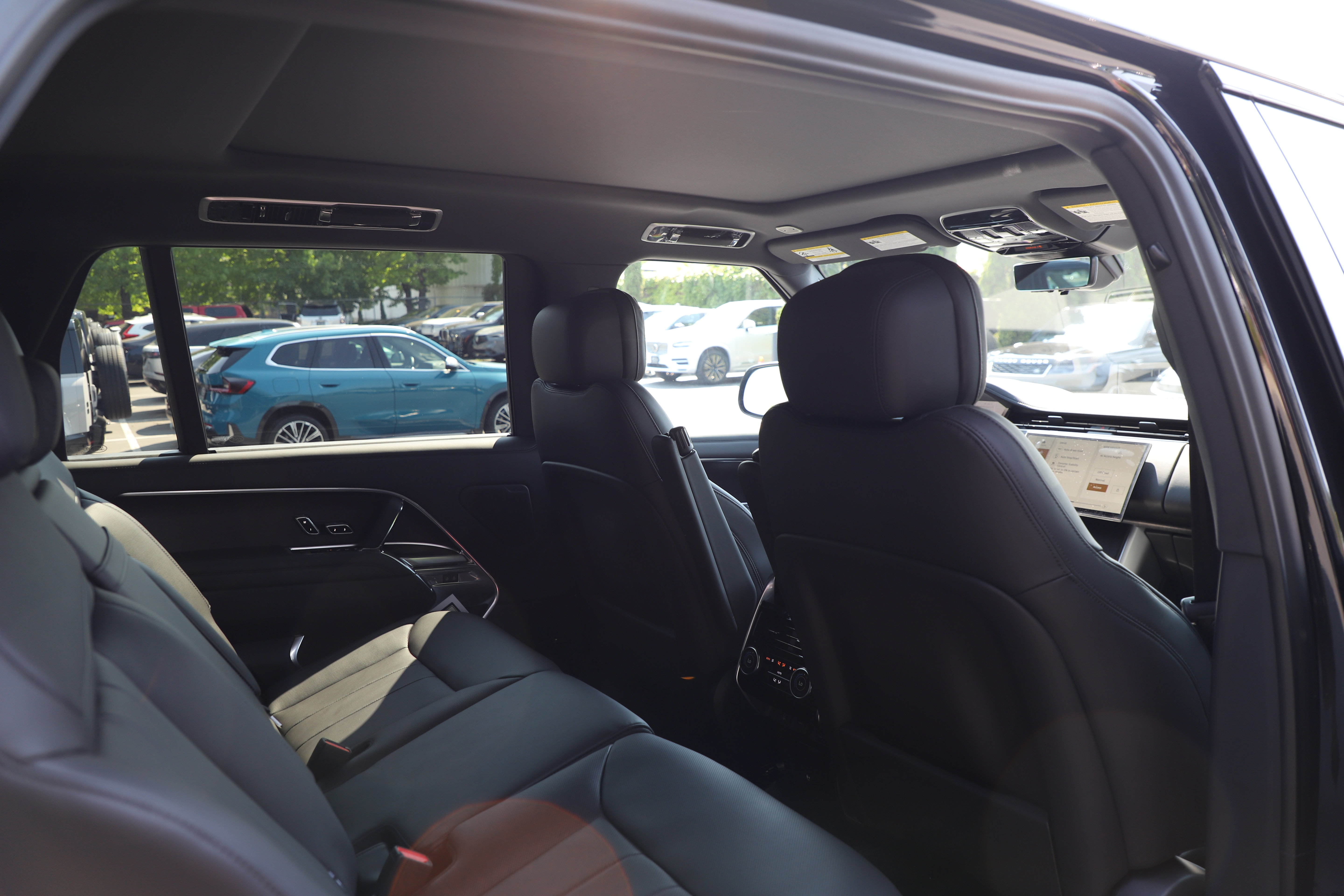 New 2026 Land Rover Range Rover Long Wheelbase SE AWD/4WD image 11