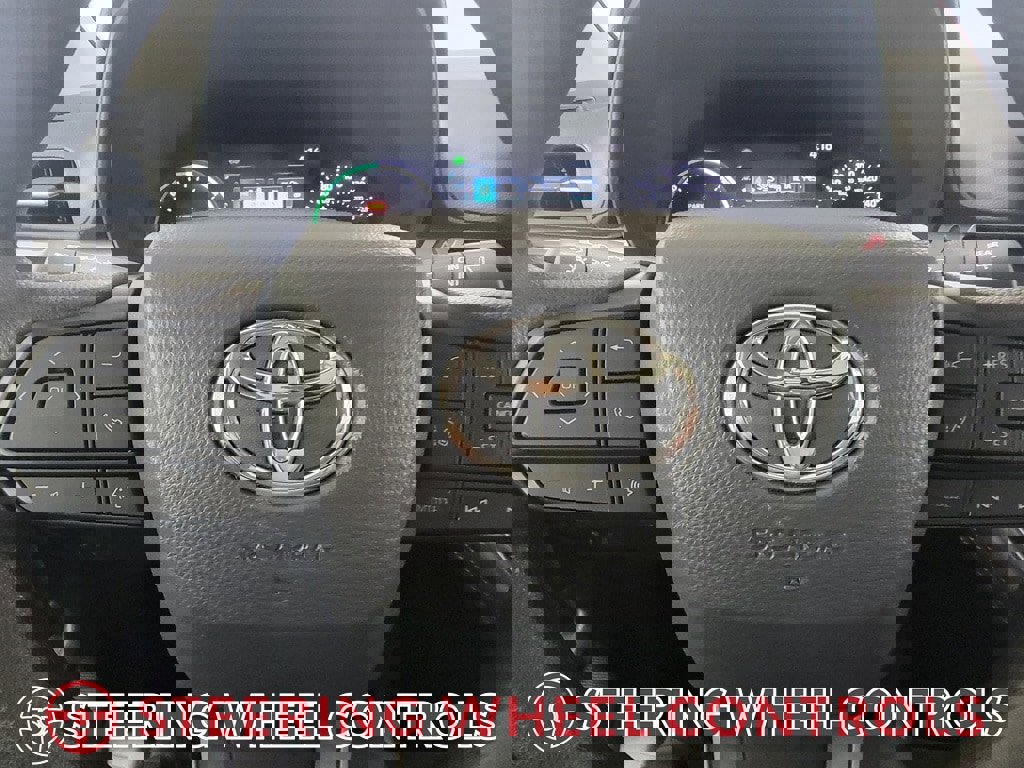 Used 2025 Toyota Sienna LE w/ LE Plus Package image 18