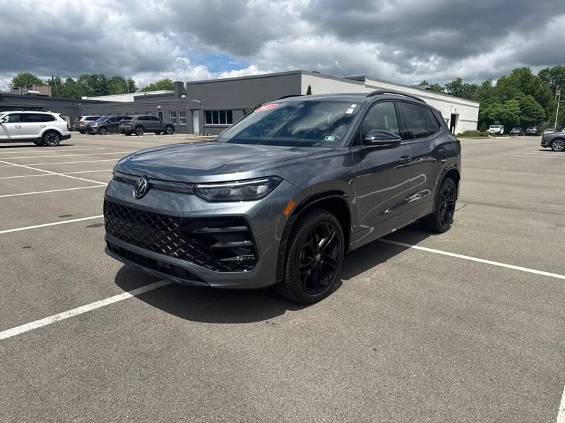 Used 2025 Volkswagen Tiguan SE R-Line AWD/4WD image 3