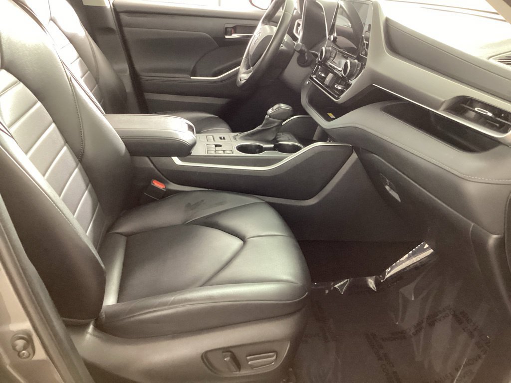 Used 2023 Toyota Highlander XLE AWD/4WD image 25