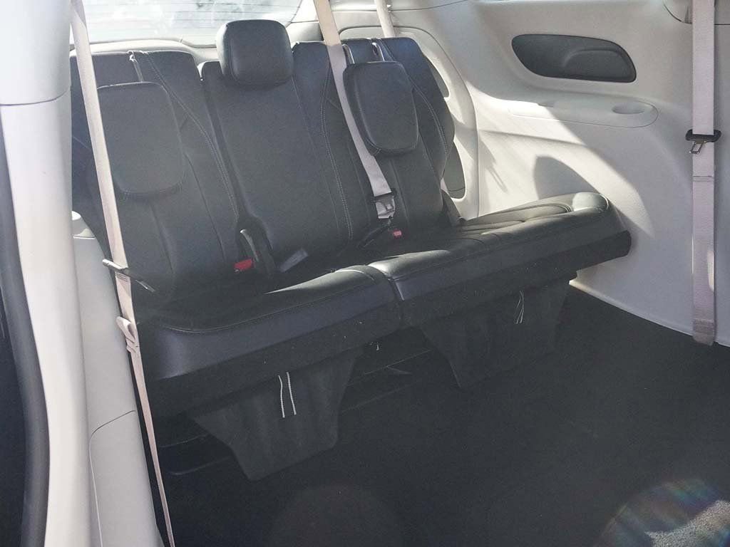 Used 2023 Chrysler Pacifica Touring-L image 30